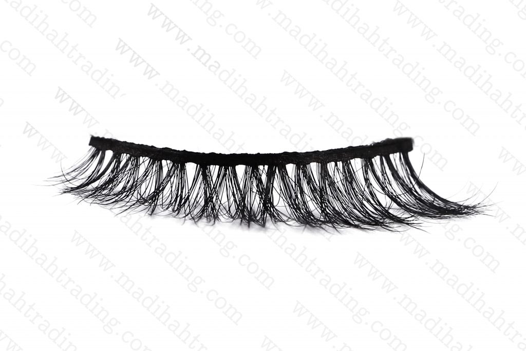 Madihah dropshipping the 3d mink eyelashes aliexpress items to the official mink lashes instagram store.
