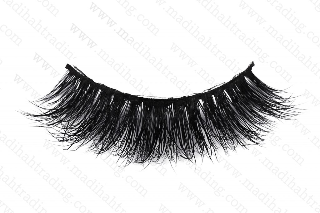 Madihah dropshipping the 3d mink eyelashes aliexpress items to the official mink lashes instagram store.