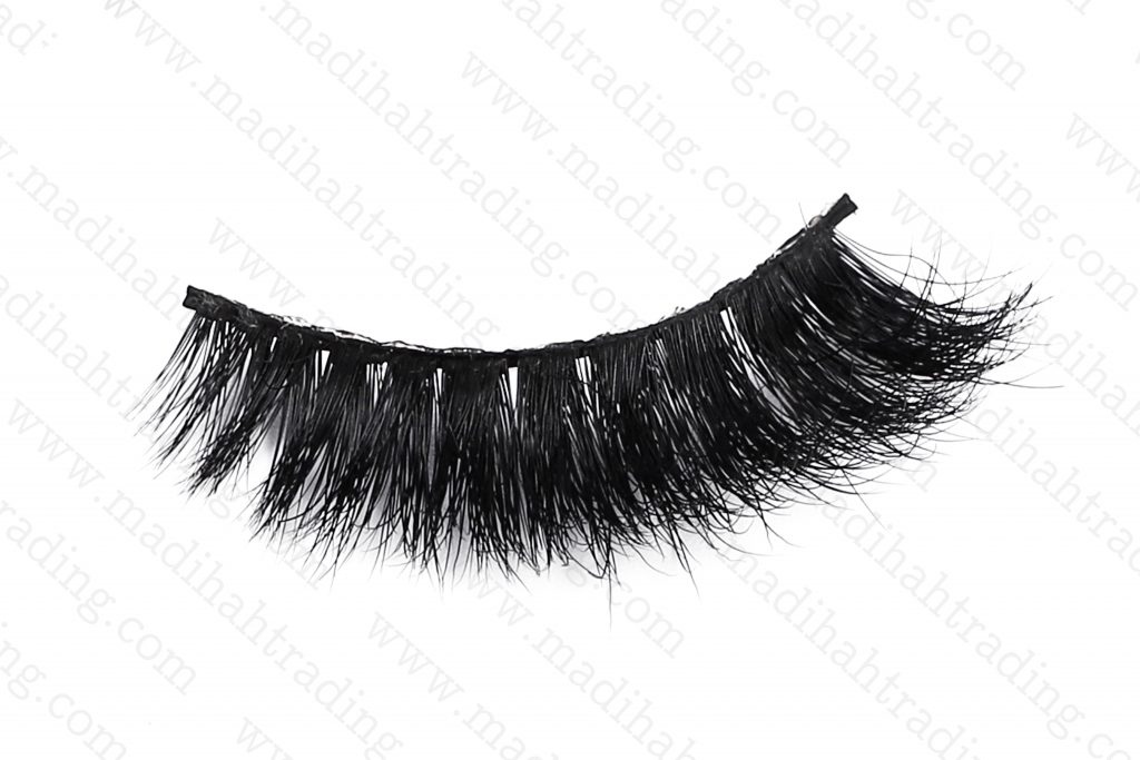 Madihah dropshipping the 3d mink eyelashes aliexpress items to the official mink lashes instagram store.