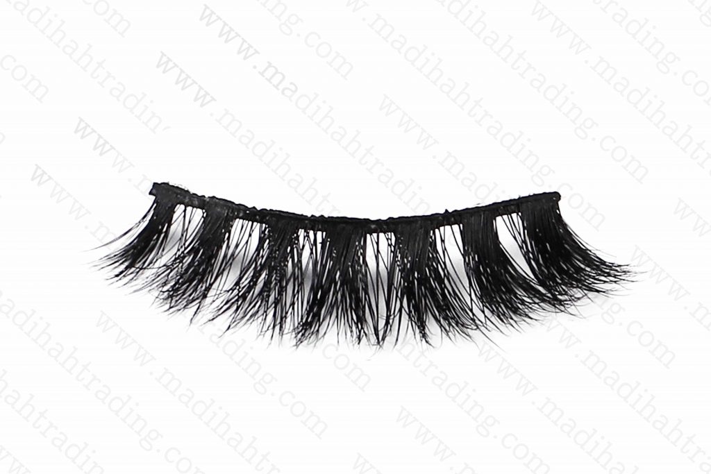 Madihah dropshipping the 3d mink eyelashes aliexpress items to the official mink lashes instagram store.