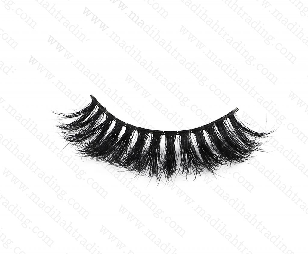 Madihah dropshipping the 3d mink eyelashes aliexpress items to the official mink lashes instagram store.